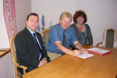 2007jun01_signing_management_agreement_with_ELC_004